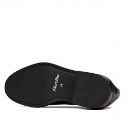 Teenagers stylish, elegant shoes 381 a bordo
