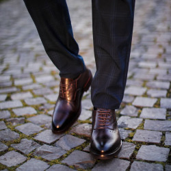Teenagers stylish, elegant shoes 381 a bordo