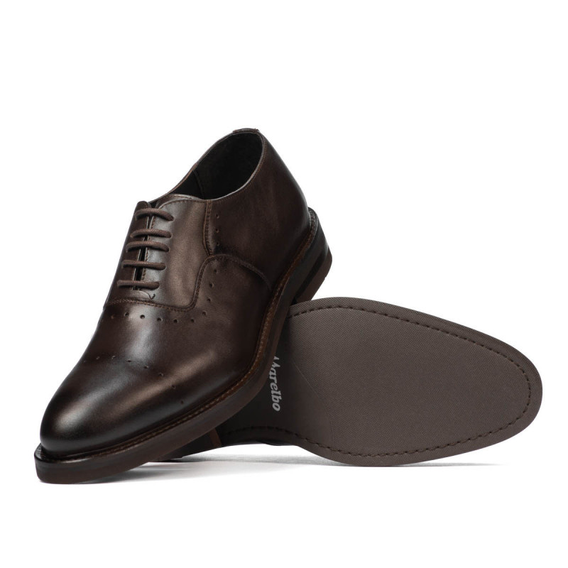 Men stylish, elegant shoes 937m a cafe