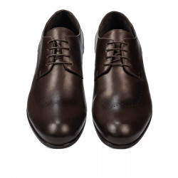 Men stylish, elegant shoes 940m a cafe