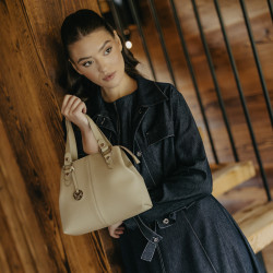 Women shoulder bag 004g 01 light grey lifestyle